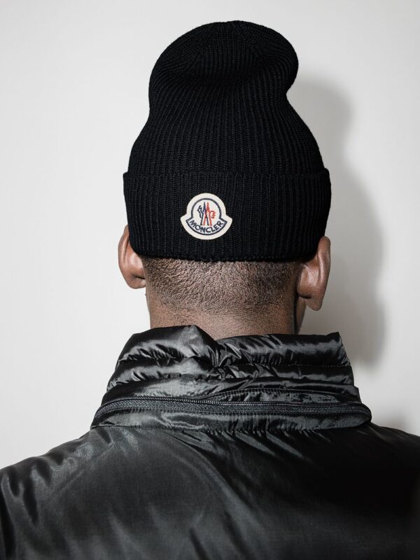 Moncler logo-patch knitted beanie - Image 2