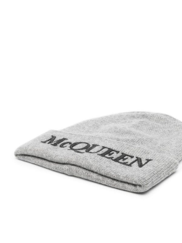 Alexander McQueen embroidered-logo ribbed beanie - Image 2