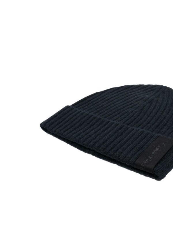 Calvin Klein ribbed-knit logo-patch beanie - Image 2