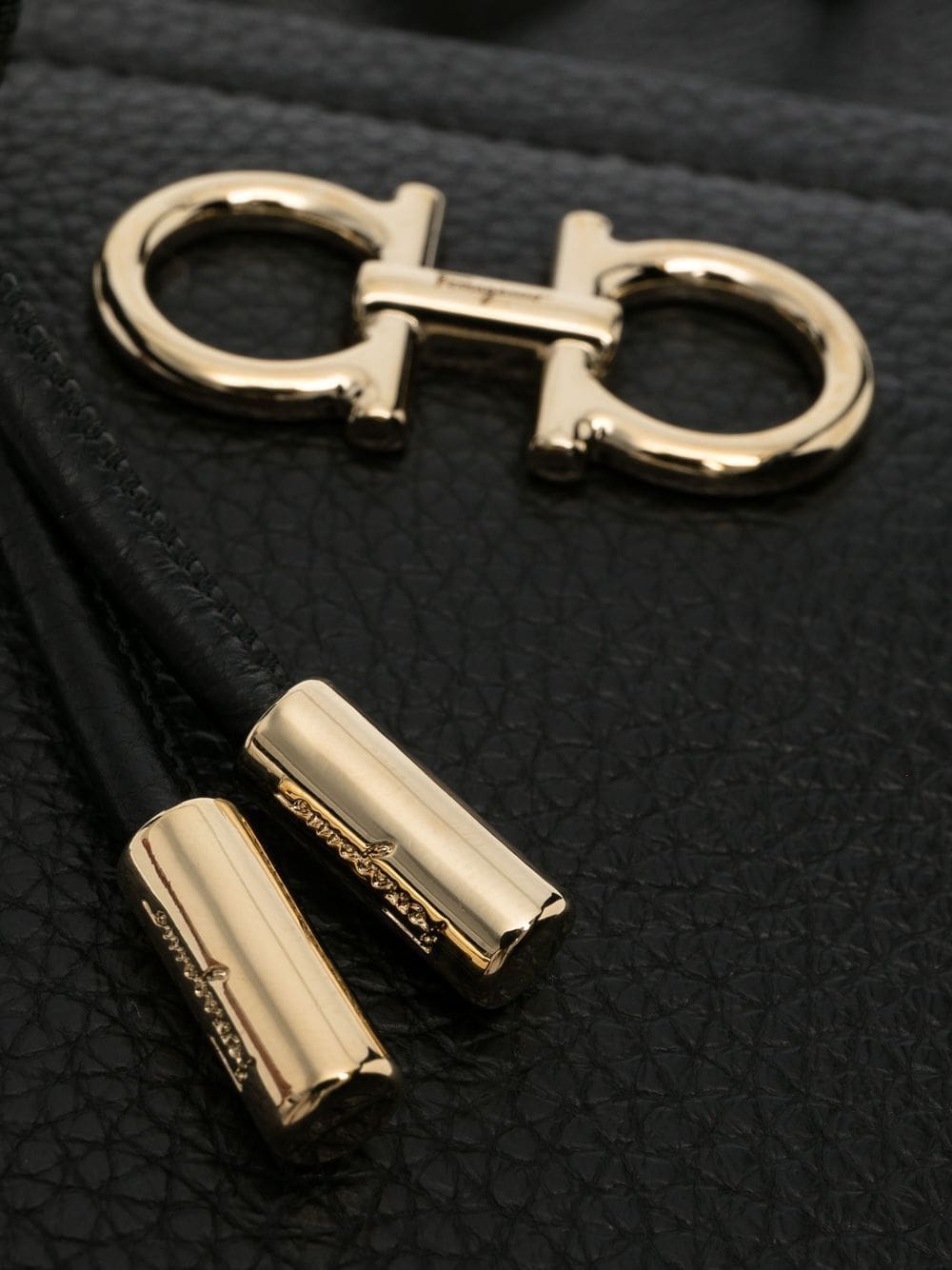 Ferragamo logo-plaque leather bucket bag - Image 4