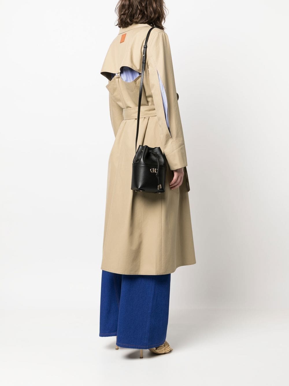 Ferragamo logo-plaque leather bucket bag - Image 2