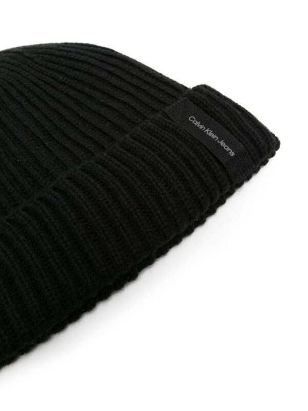 Calvin Klein Jeans logo-patch ribbed-knit beanie - Image 2