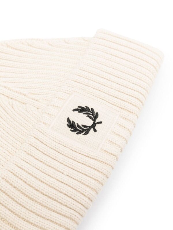 Fred Perry logo-appliqué ribbed beanie - Image 2