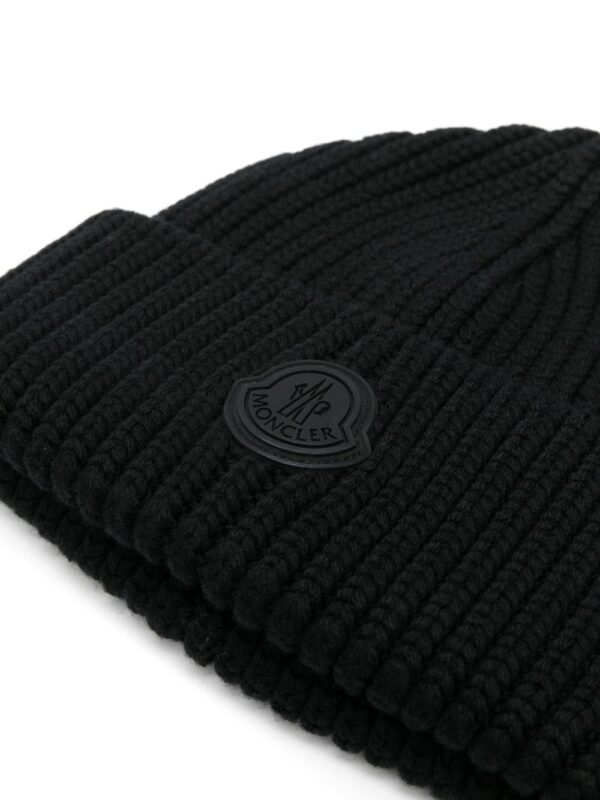 Moncler rubberised-logo knitted beanie - Image 2