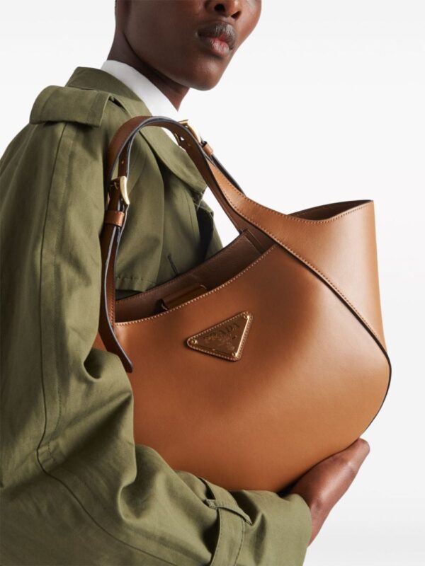 Prada medium triangle-logo tote bag - Image 3