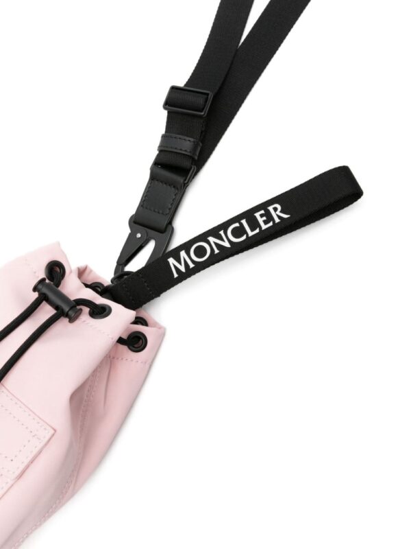 Moncler mini logo-appliqué bucket bag - Image 3