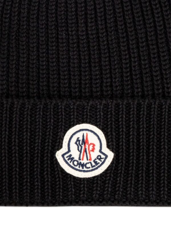 Moncler logo-appliqué ribbed-knit beanie - Image 3