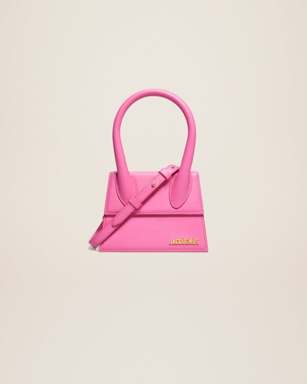 Jacquemus Le Chiquito moyen  Signature handbag.