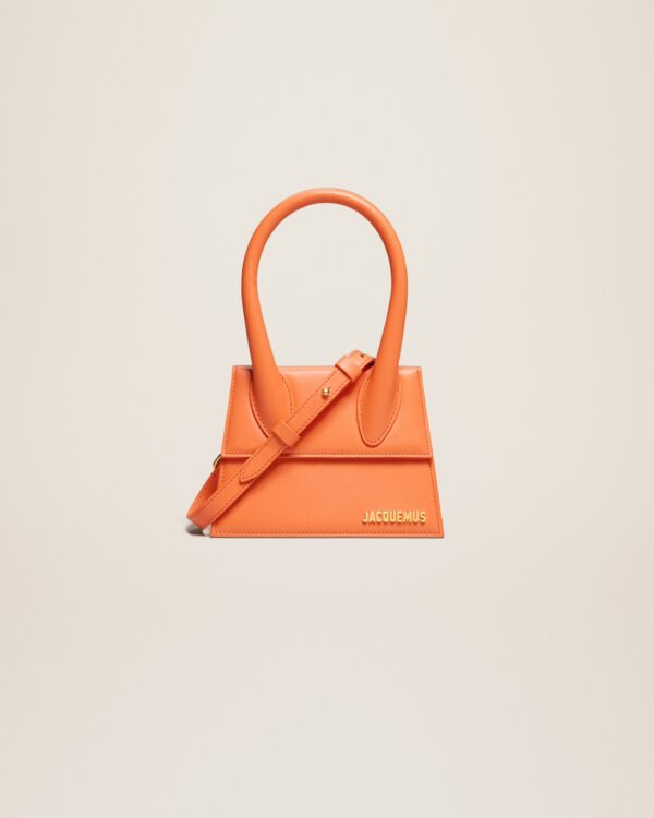 Jacquemus Le Chiquito moyen  Signature handbag.