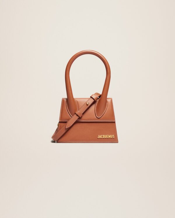 Jacquemus Le Chiquito moyen  Signature handbag.