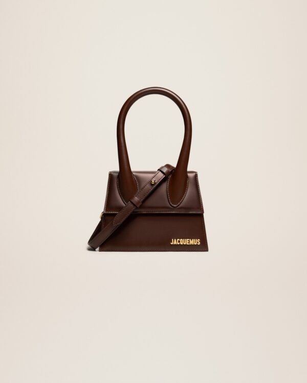 Jacquemus Le Chiquito moyen  Signature handbag.