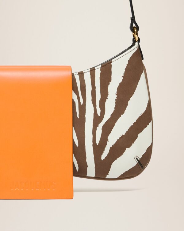 Jacquemus Le Bisou imprimé zebre  Zebra flapped shoulder bag. - Image 4