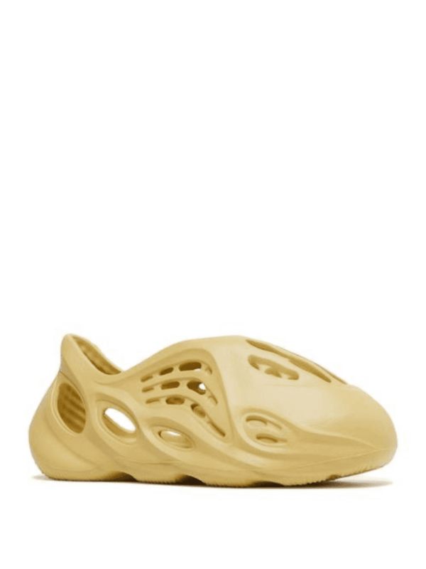Yeezy Foam Runner Kids 'Sulfur' - Image 2