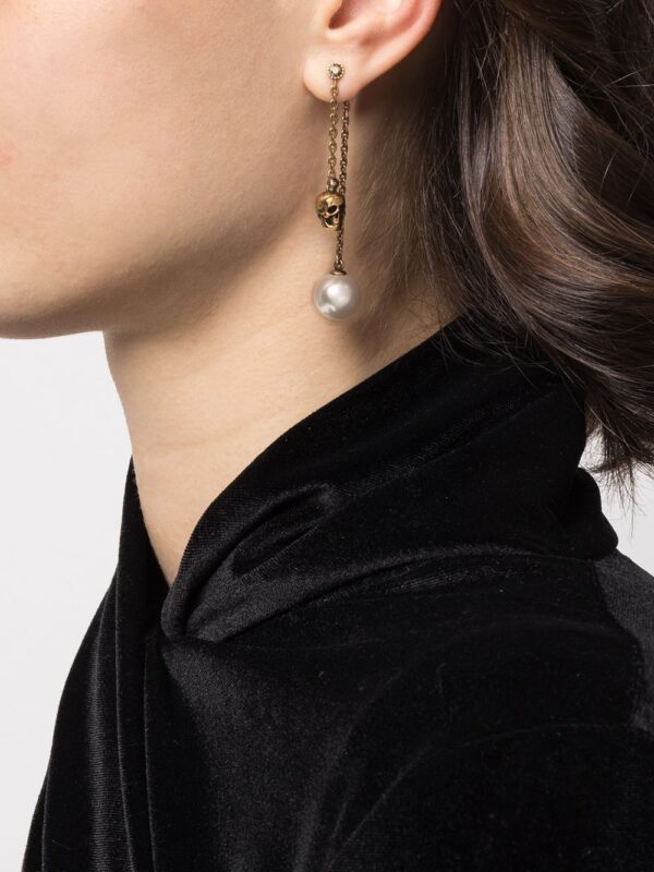 Alexander McQueen  pearl-embellished skull pendant earrings - Image 2