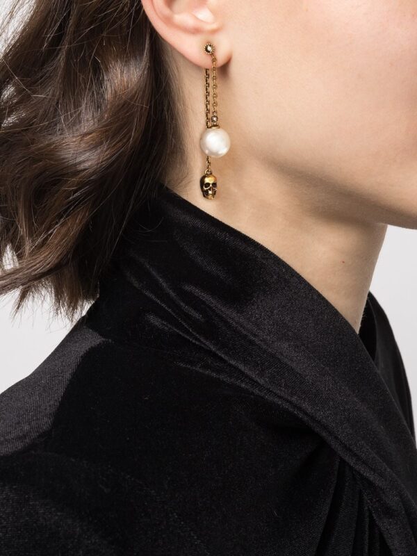 Alexander McQueen  pearl-embellished skull pendant earrings - Image 3