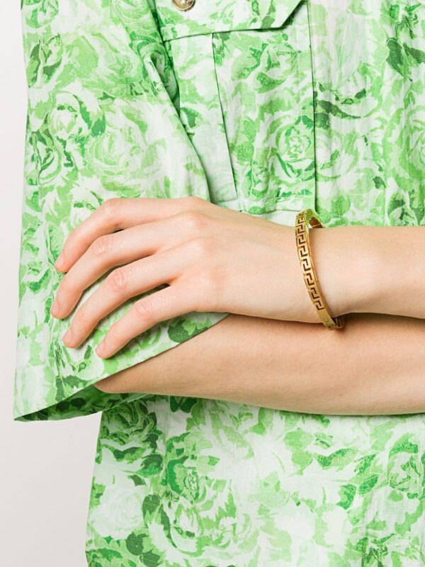 Versace  Greca-detail logo-engraved bangle bracelet - Image 2