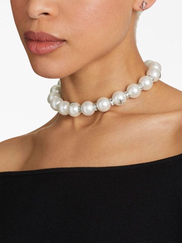 Jimmy Choo  debossed-logo pearl-detail necklace - Image 5