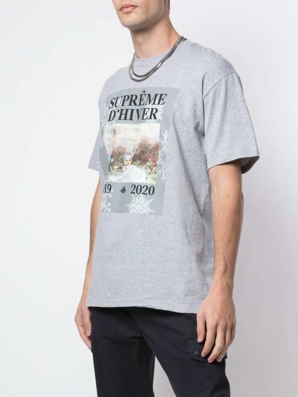 Supreme  D'Hiver graphic-print T-shirt - Image 3