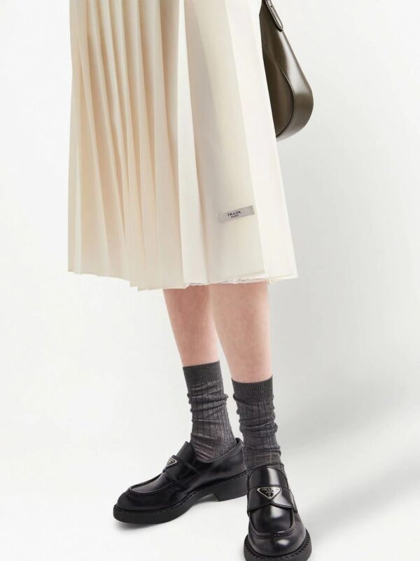 Prada  pleated logo-patch midi skirt - Image 4